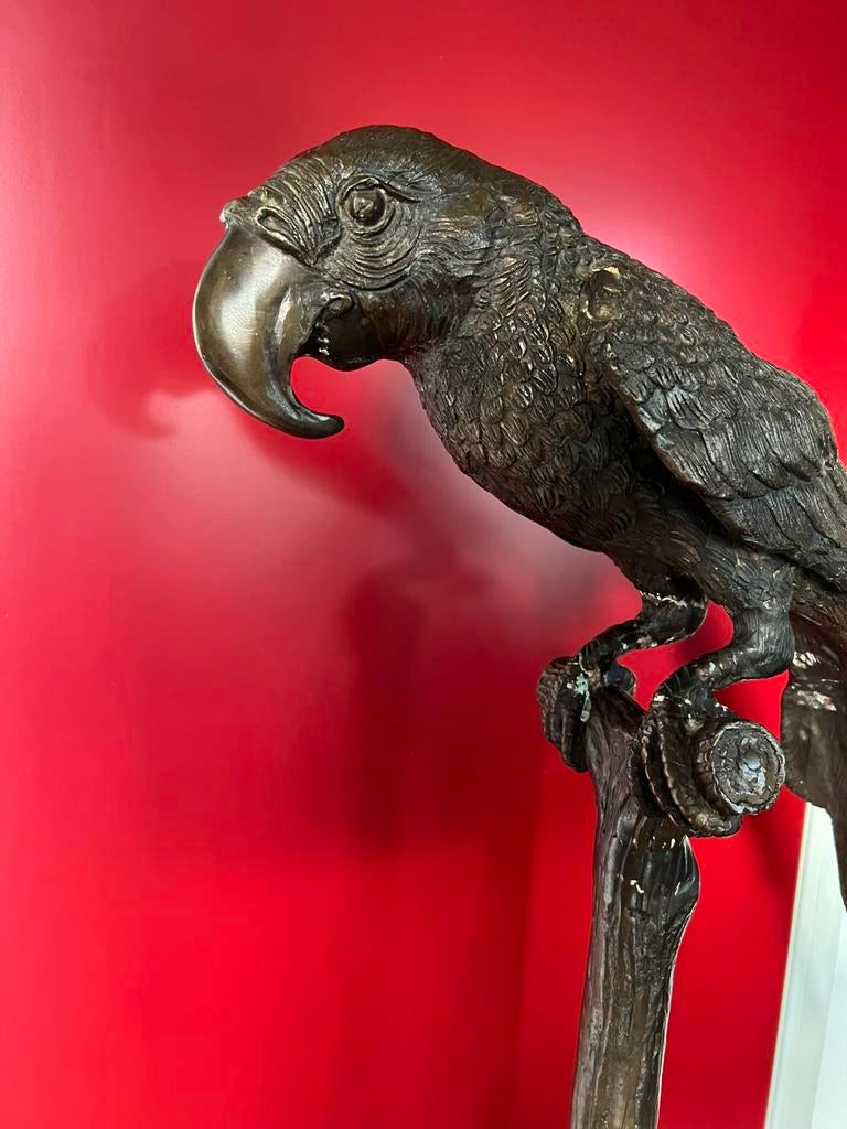 Bronzen Beeld ARA Sculptuur van PAPEGAAI / ARA op tak 121 cm, Ophalen, Brons