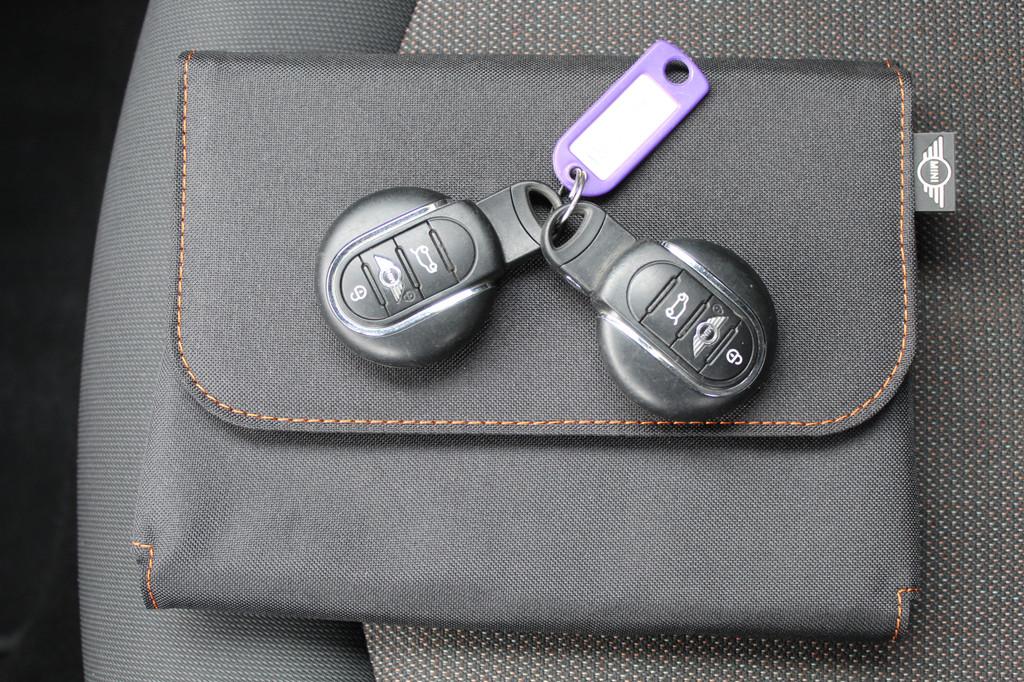 MINI Mini 1.5 Cooper Business Navigatie/Airco/Cruise control, Auto's, Voorwielaandrijving, 12 maanden, Gebruikt, 4 stoelen