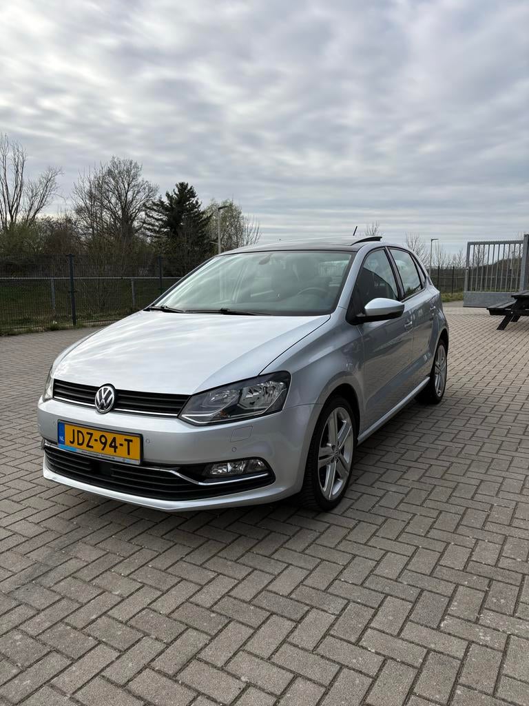 Volkswagen Polo 1.2 TSI High line PANO 66KW 2014 Grijs, Auto's, 4 cilinders, Handgeschakeld, Particulier, 1000 kg