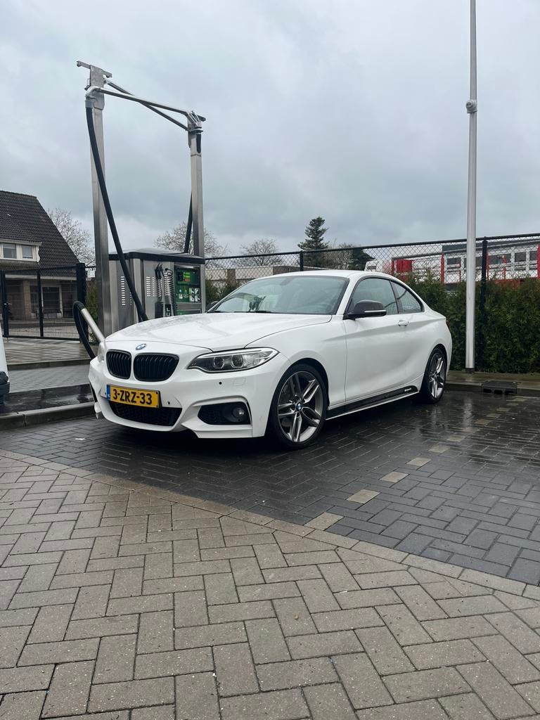 BMW 2-Serie 2.0 220i M pakket sport performance Moet nu weg, Auto's, Achterwielaandrijving, 4 cilinders, 4 stoelen, Wit
