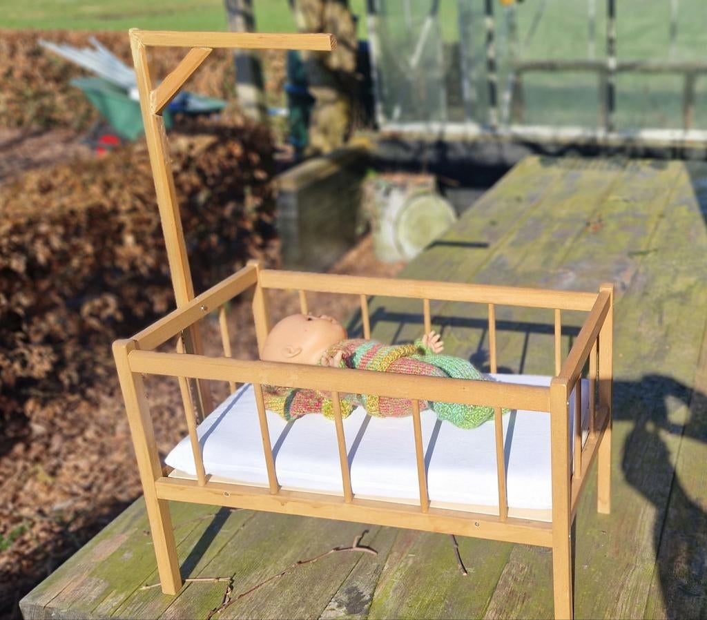 Houten poppenbedje met matrasje en mobielhouder, Ophalen, Gebruikt, Overige typen