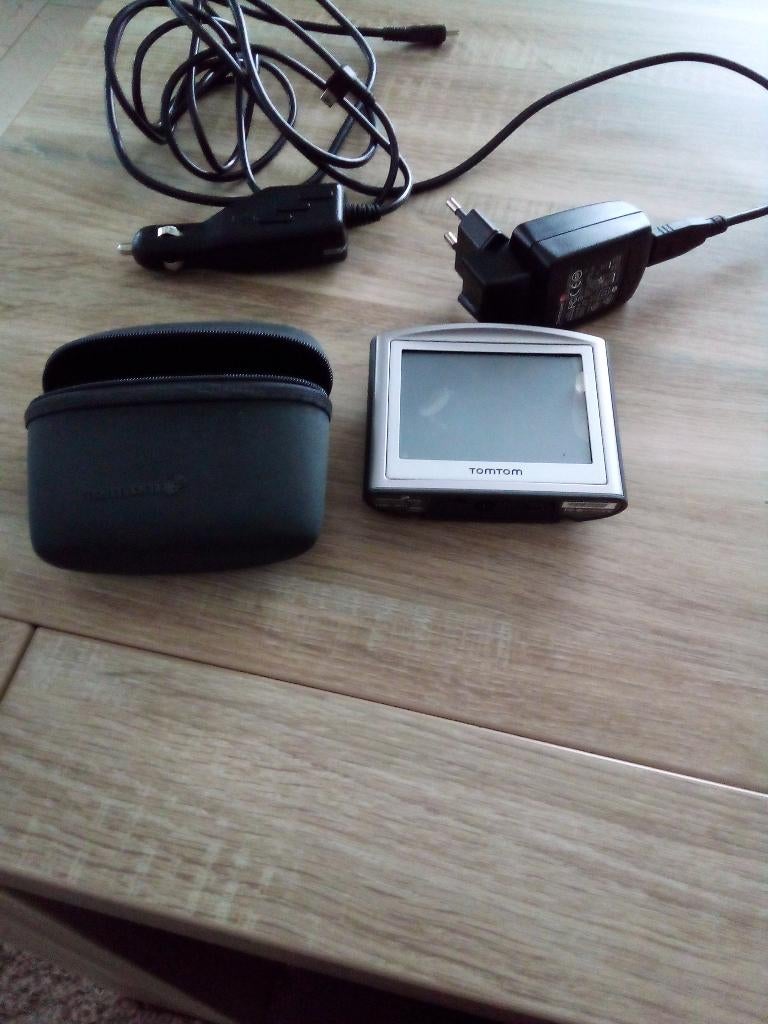 2 x tom tom 1 x mio navigatie, Auto diversen, Ophalen of Verzenden, Zo goed als nieuw