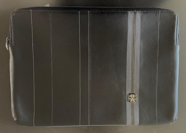 Zwarte leren laptophoes Crumpler The le Royale 17W, Computers en Software, Laptophoezen, Ophalen of Verzenden, 17 inch of meer