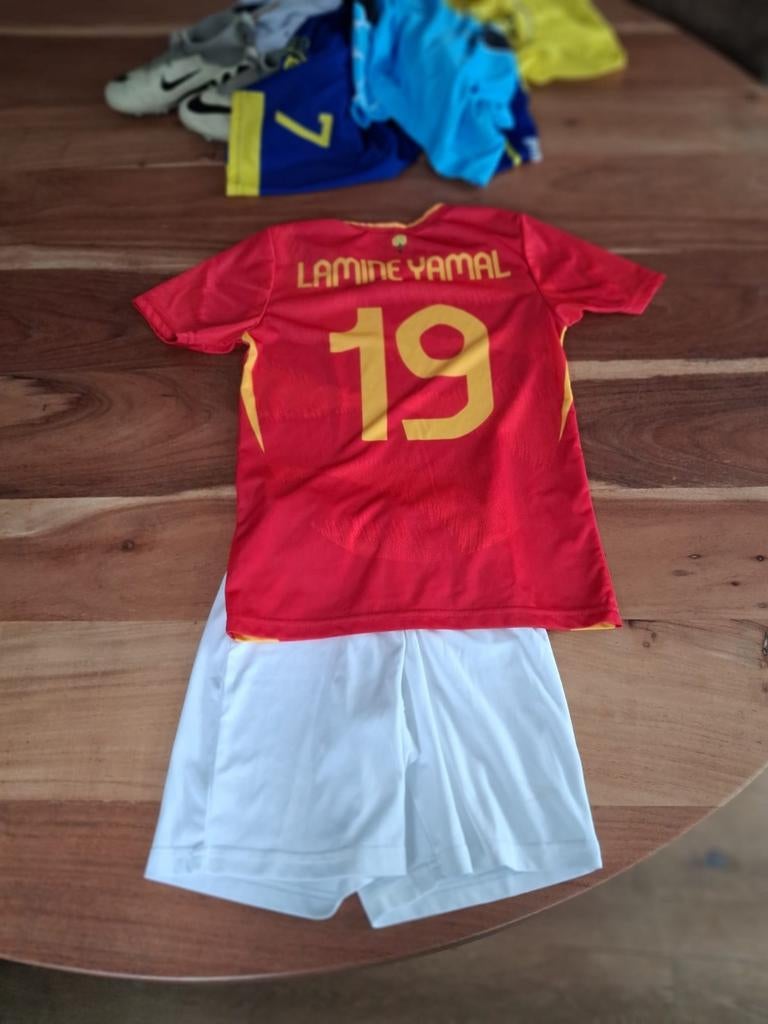 Voetbal tenue Spanje Yamal. Maat 134, Sport en Fitness, Voetbal, Maat XS of kleiner, Ophalen of Verzenden, Gebruikt, Set