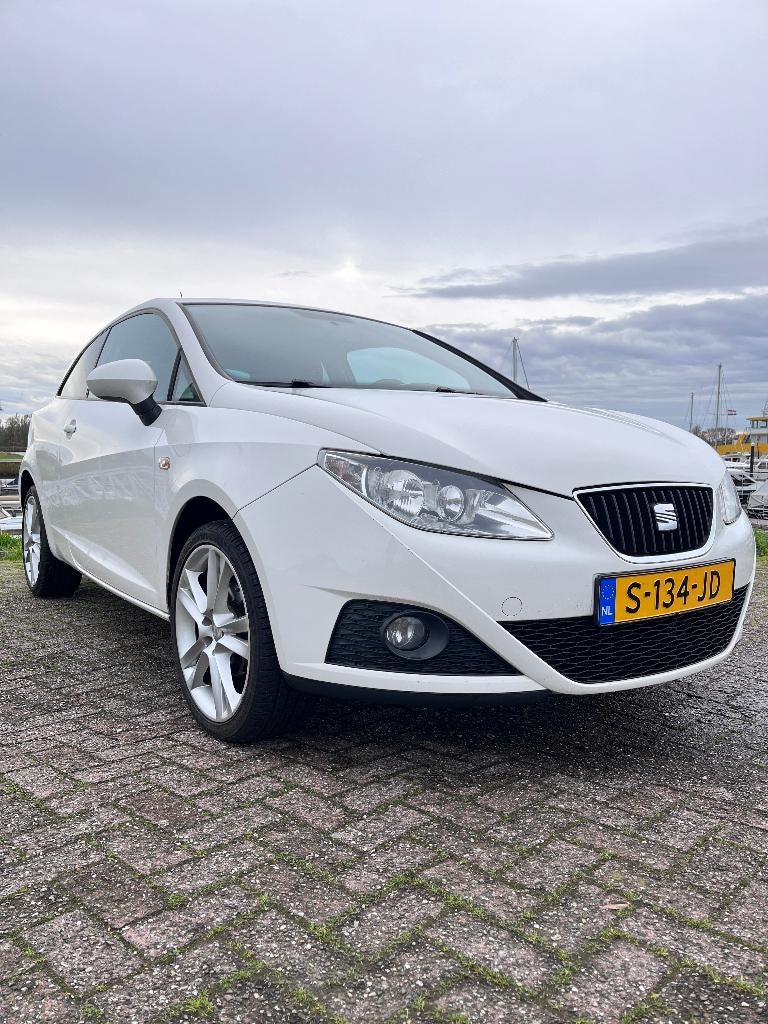 Seat Ibiza 2009 – wit, 144.000 km, lichtmetalen velgen, Voorwielaandrijving, Stof, 40 €/maand, Zwart