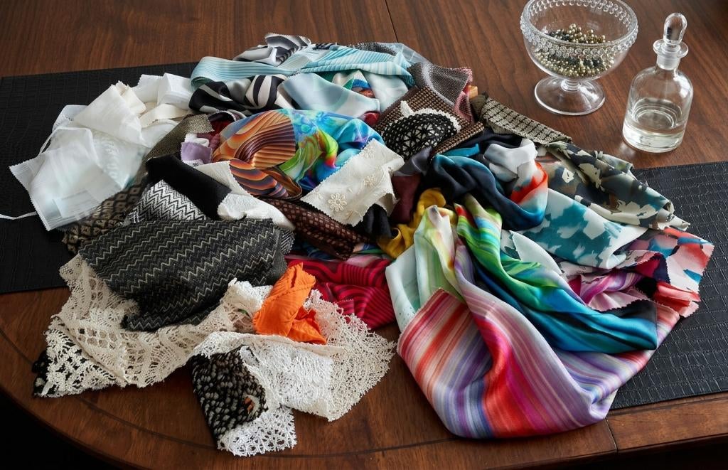 DIY grote zak vol restjes en lapjes stof lot 2, Hobby en Vrije tijd, Stoffen en Lappen, Overige materialen, Overige kleuren, 120 cm of meer