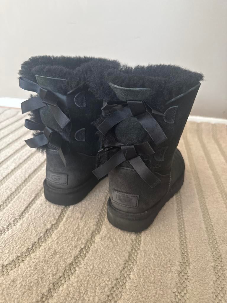 Zwarte Uggs met strikjes, maat 36, Ophalen of Verzenden, Gedragen, Zwart, Lage of Enkellaarzen
