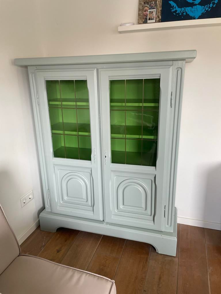 Antieke kast met glas en lood raampjes, Ophalen
