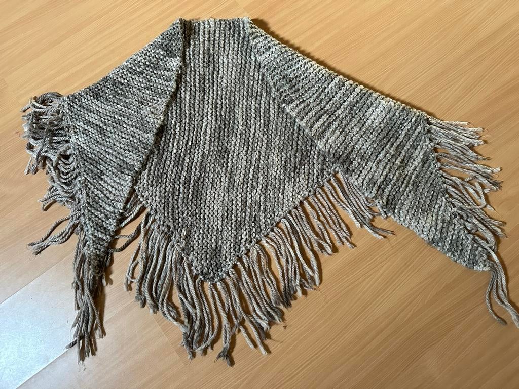 Warme stola in beige tinten. Zie foto’s, Kleding | Dames, Mutsen, Sjaals en Handschoenen, Ophalen of Verzenden, Zo goed als nieuw