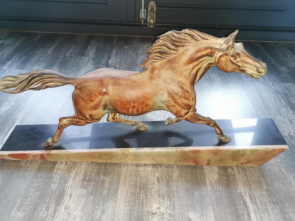 Galopperend bronzen paard op marmeren sokkel, Ophalen