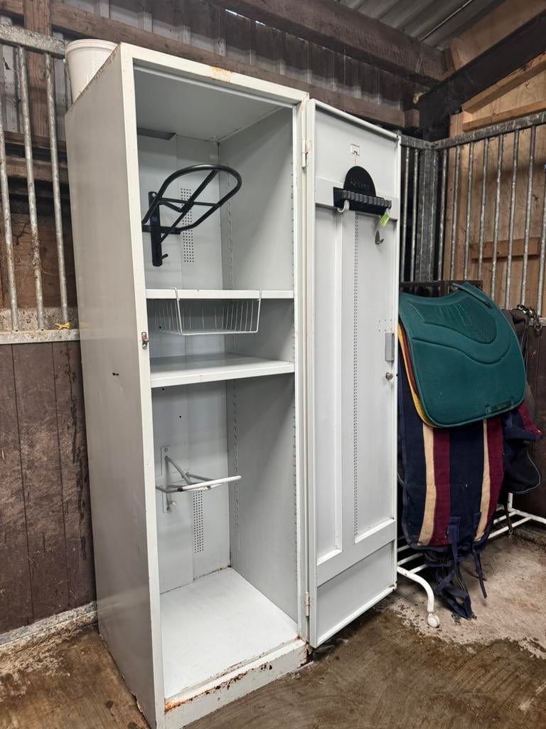 Zadelkast met twee steunen 60x60x194,5cm, Dieren en Toebehoren, Paarden en Pony's | Overige Paardenspullen, Ophalen of Verzenden