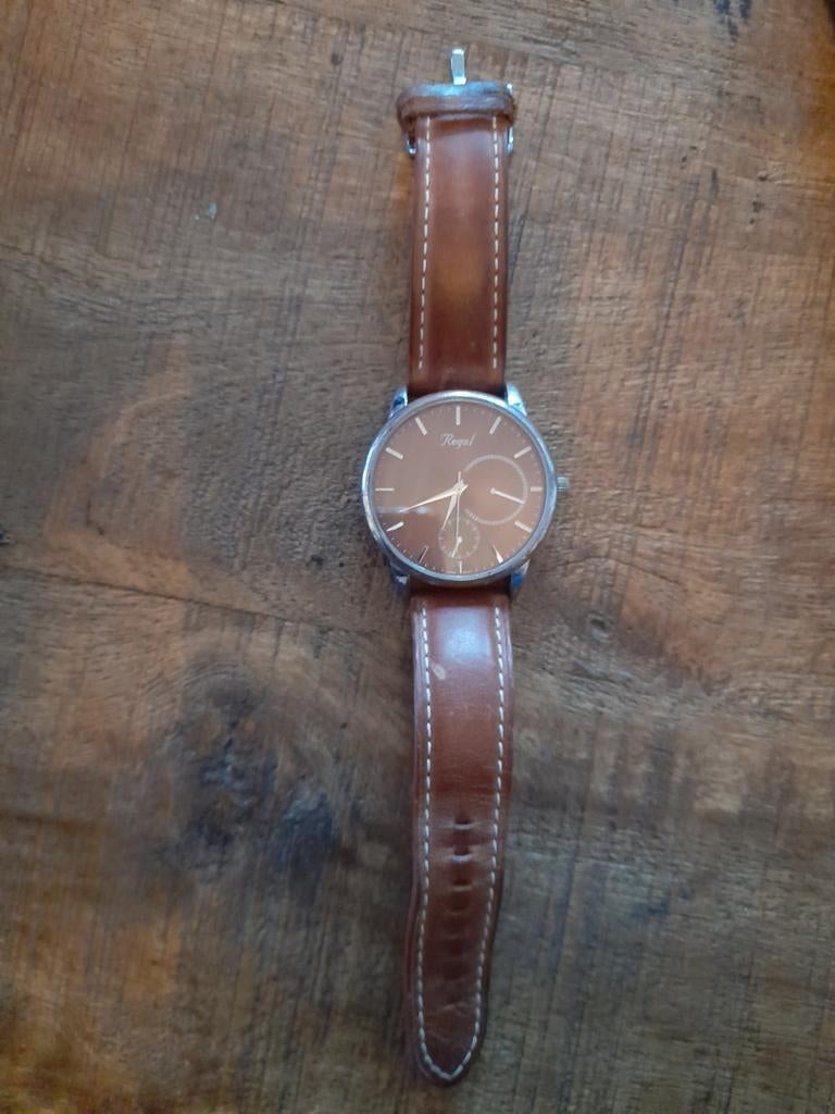 Regal horloge met bruine leren band, Sieraden, Tassen en Uiterlijk, Horloges | Heren, Ophalen of Verzenden