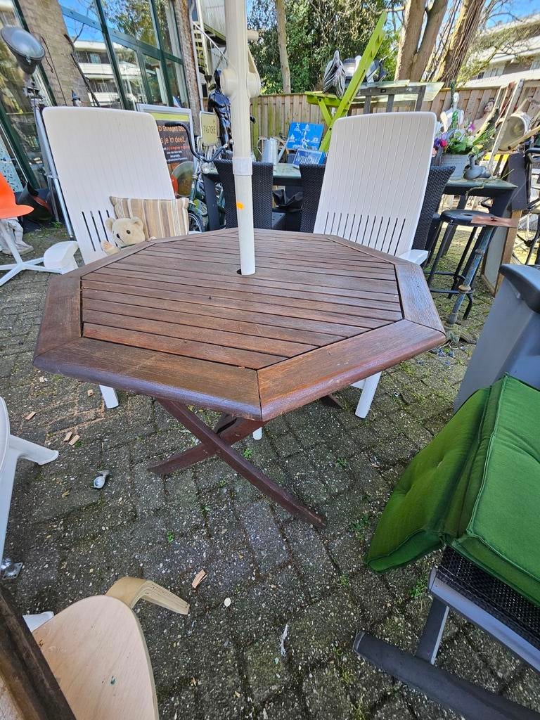 Houten achthoekige tuintafel met parasolgat, Tuin en Terras, Ophalen, Gebruikt, Onbekend, Hout