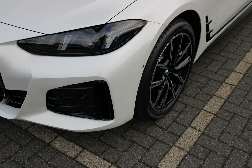 BMW i4 eDrive35 Gran Coupé M Sport / Adaptieve LED / Comfor, Achterwielaandrijving, Zwart, Cruise Control, Wit