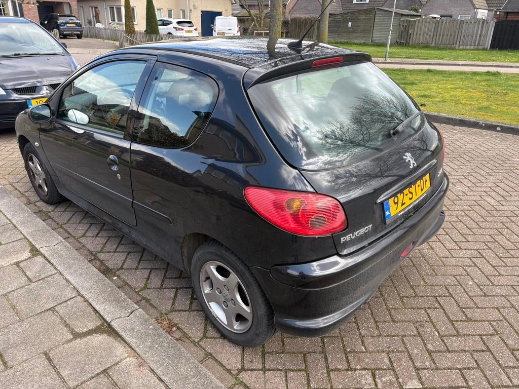 Peugeot 206 1.4 3D 2006 Zwart, Auto's, Voorwielaandrijving, Stof, 4 cilinders, Zwart