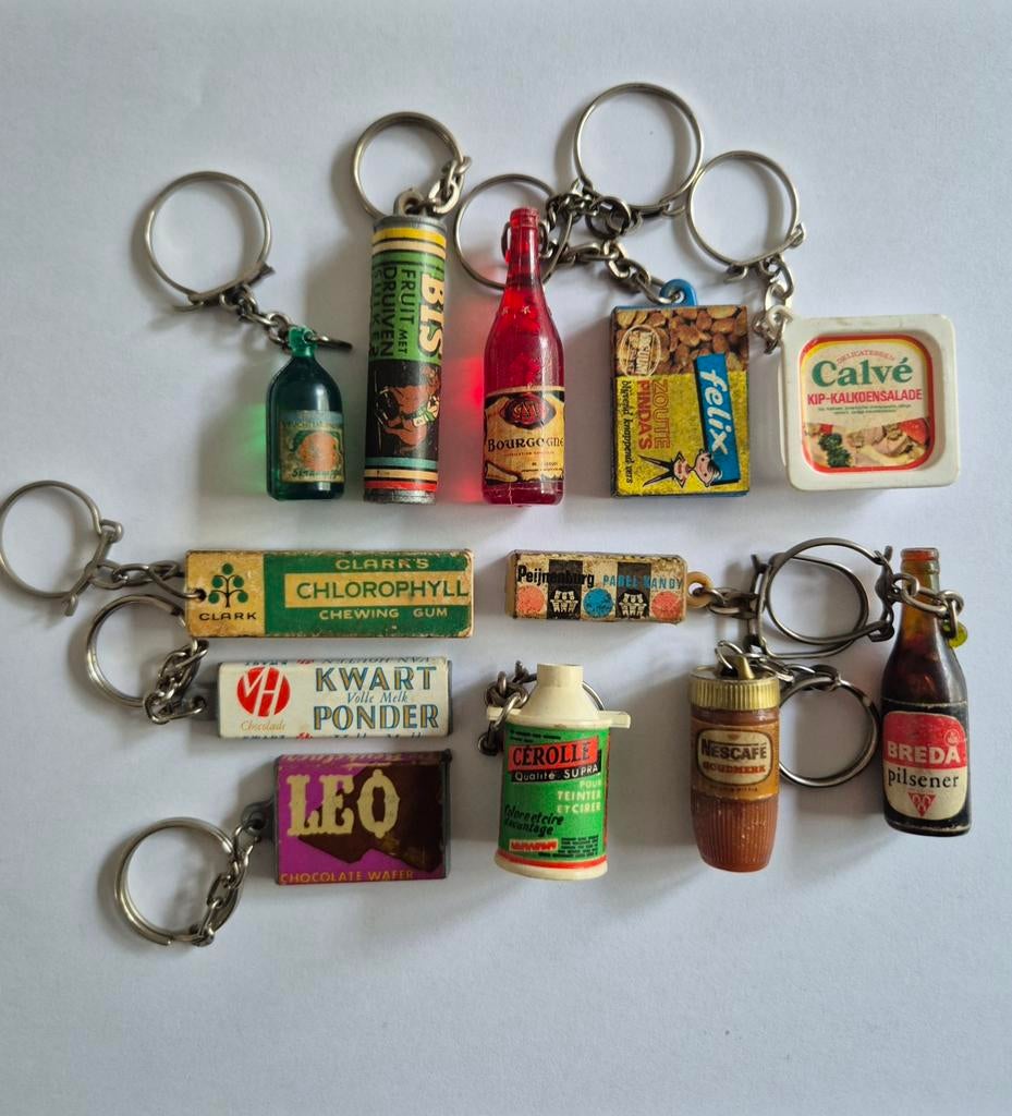 Set van 12 Vintage/Retro Miniatuur Sleutelhangers, Ophalen of Verzenden