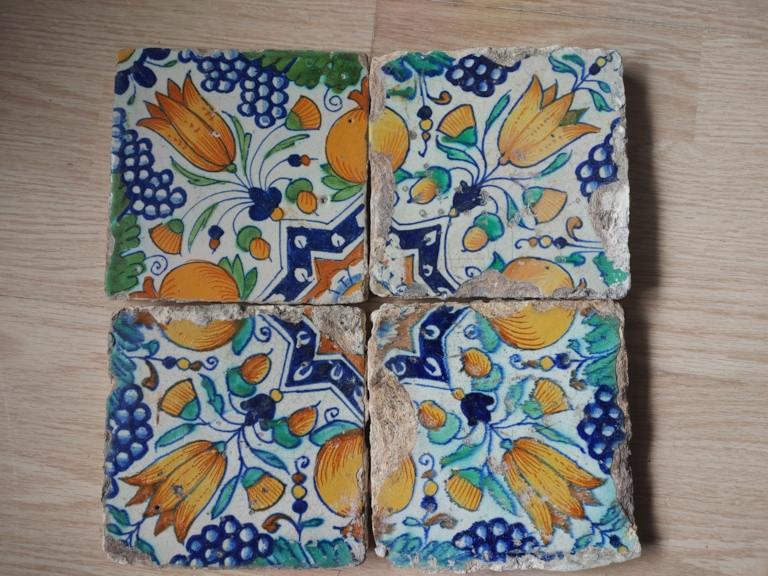 4x vroeg 17e eeuwse polychrome Ster Tulp Tegel, Antiek en Kunst, Antiek | Wandborden en Tegels, Ophalen of Verzenden