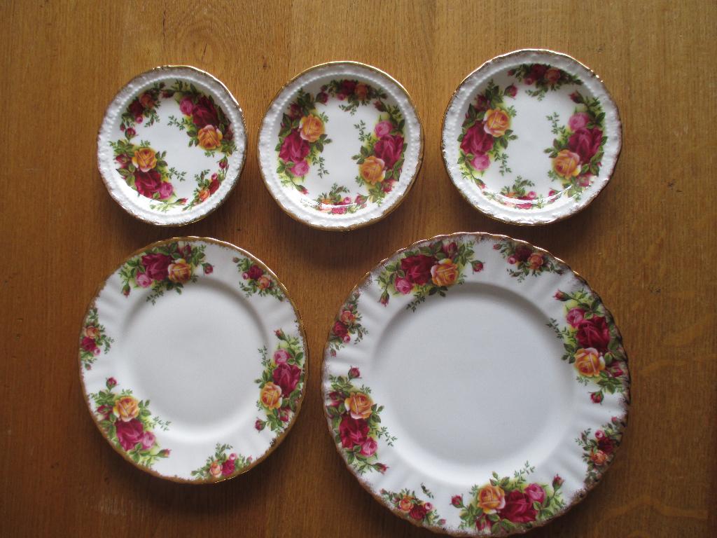 5 bordjes "Royal Albert" Old Country Roses., Ophalen of Verzenden, Zo goed als nieuw, Porselein, Bord of Schaal
