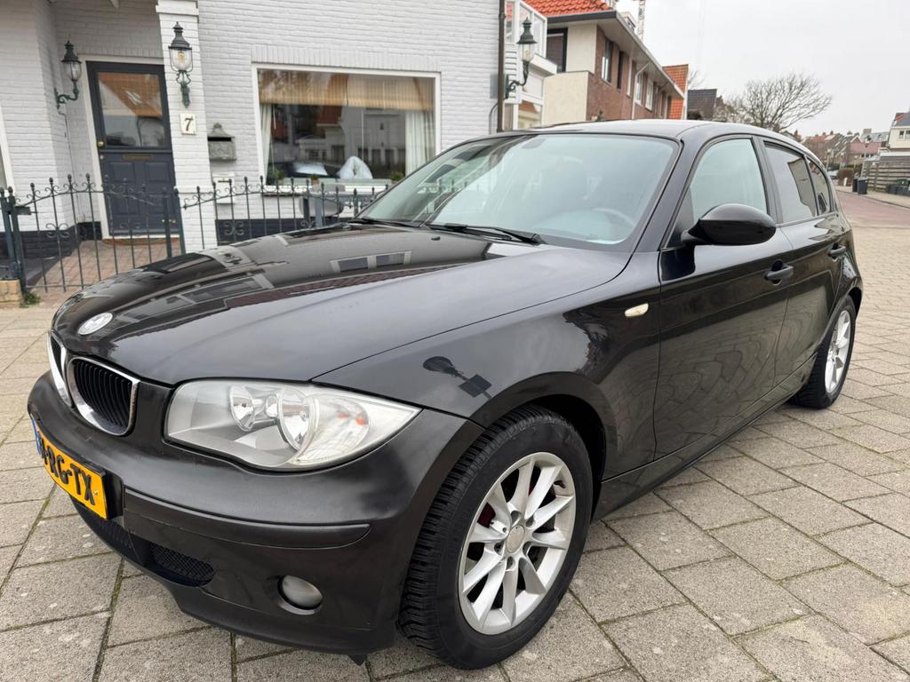 BMW 1-Serie 1.6 I 116 veel extra’s top auto!!!, 1596 cc, 4 cilinders, 635 kg, Zwart