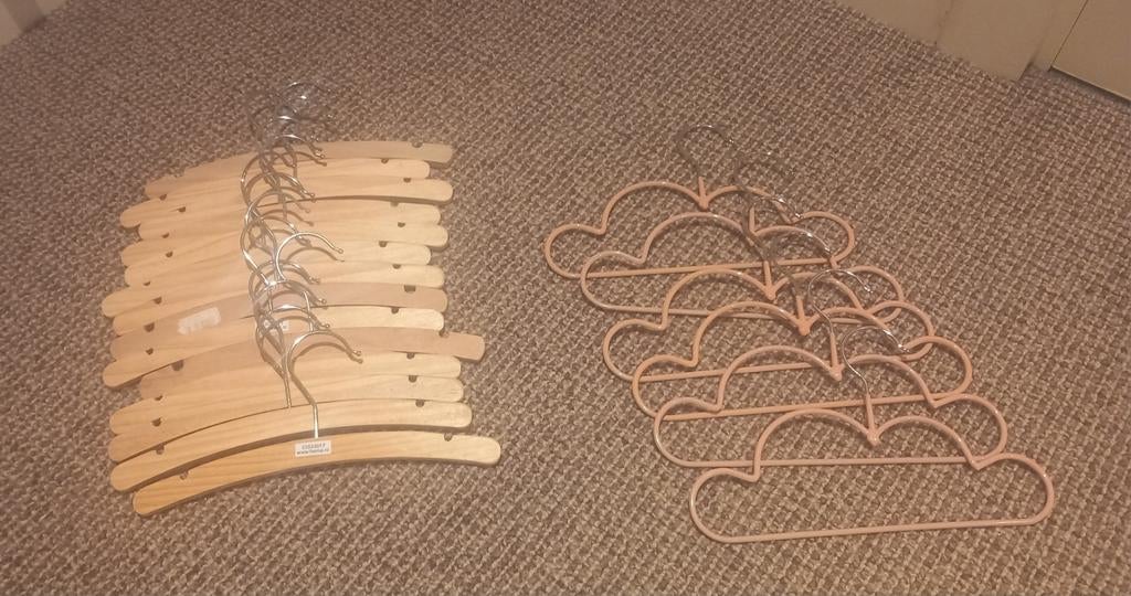 Kledinghangers kinderkleding, Kleding | Dames, Kledinghangers, Ophalen of Verzenden, Zo goed als nieuw, Hout, Kinderen
