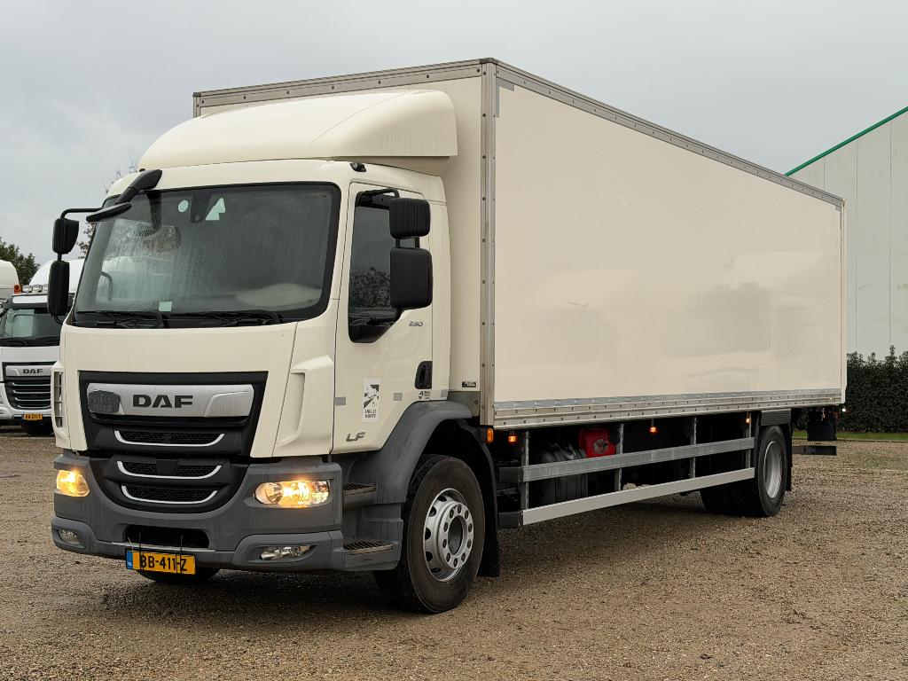 DAF .  Mercedes-Benz Renault. BAKWAGENS MET LAADKLEP, Bedrijf, Te koop