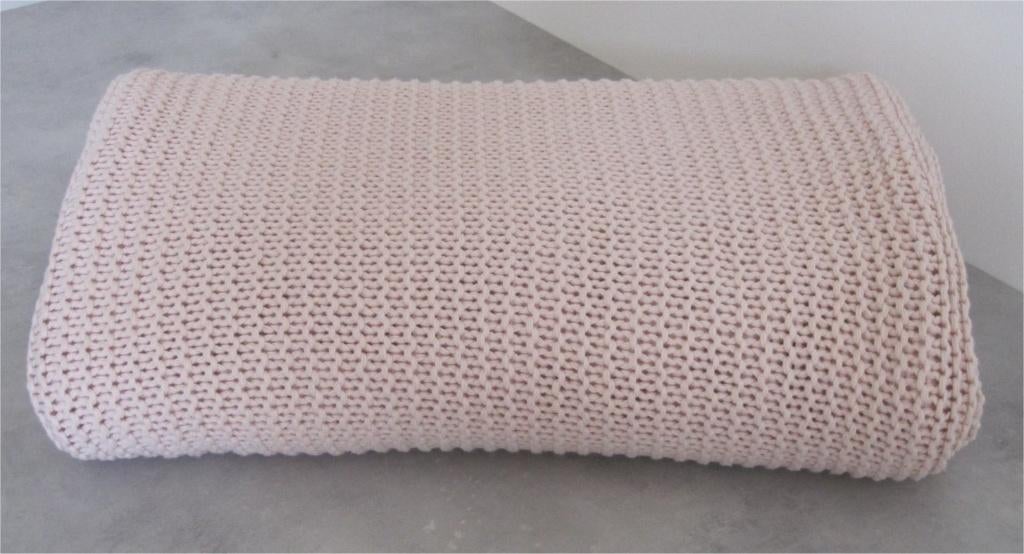 (Nieuw) gebreid plaid - woondeken (zalmroze), Ophalen of Verzenden, Nieuw