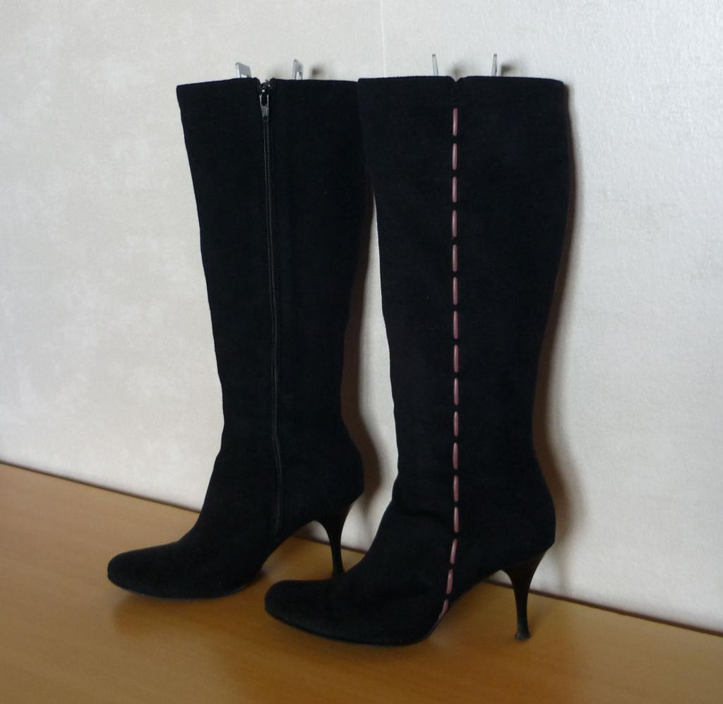 Zwarte suedine laarzen met naaldhak en oudroze lint Maat 37, Kleding | Dames, Schoenen, Ophalen of Verzenden, Zo goed als nieuw