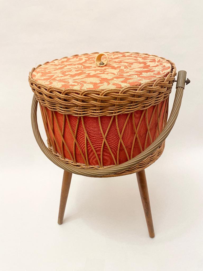 Vintage rieten 50s/60s naaimandje of -kistje op pootjes, Ophalen, Gebruikt, Overige typen