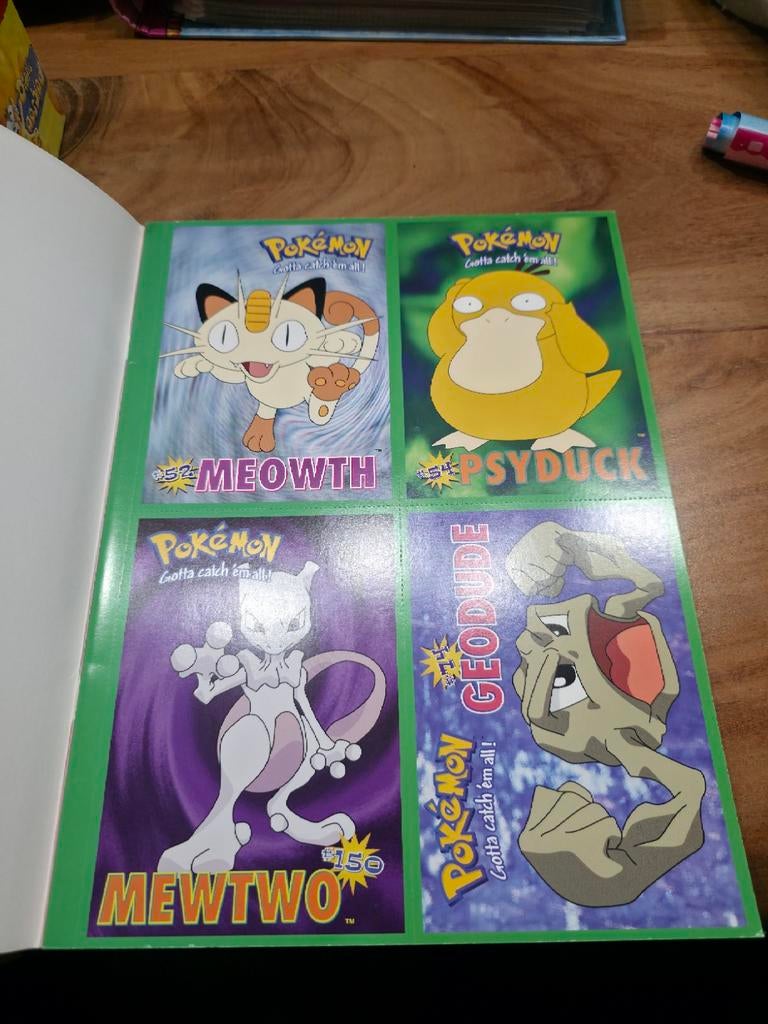 Pokemon Ansichtkaarten Verzameling Boek - ISBN 9041208429, Ophalen of Verzenden, Gebruikt, Boek of Catalogus