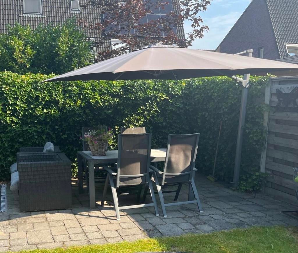 Mooie zweefparasol voor de tuin, Tuin en Terras, Tuintafels, Ophalen of Verzenden, Zo goed als nieuw, Vierkant, Metaal