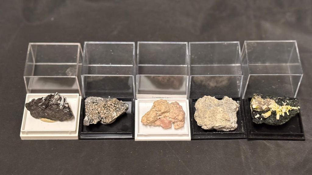 10 div mineralen in plastic doosjes, Ophalen of Verzenden