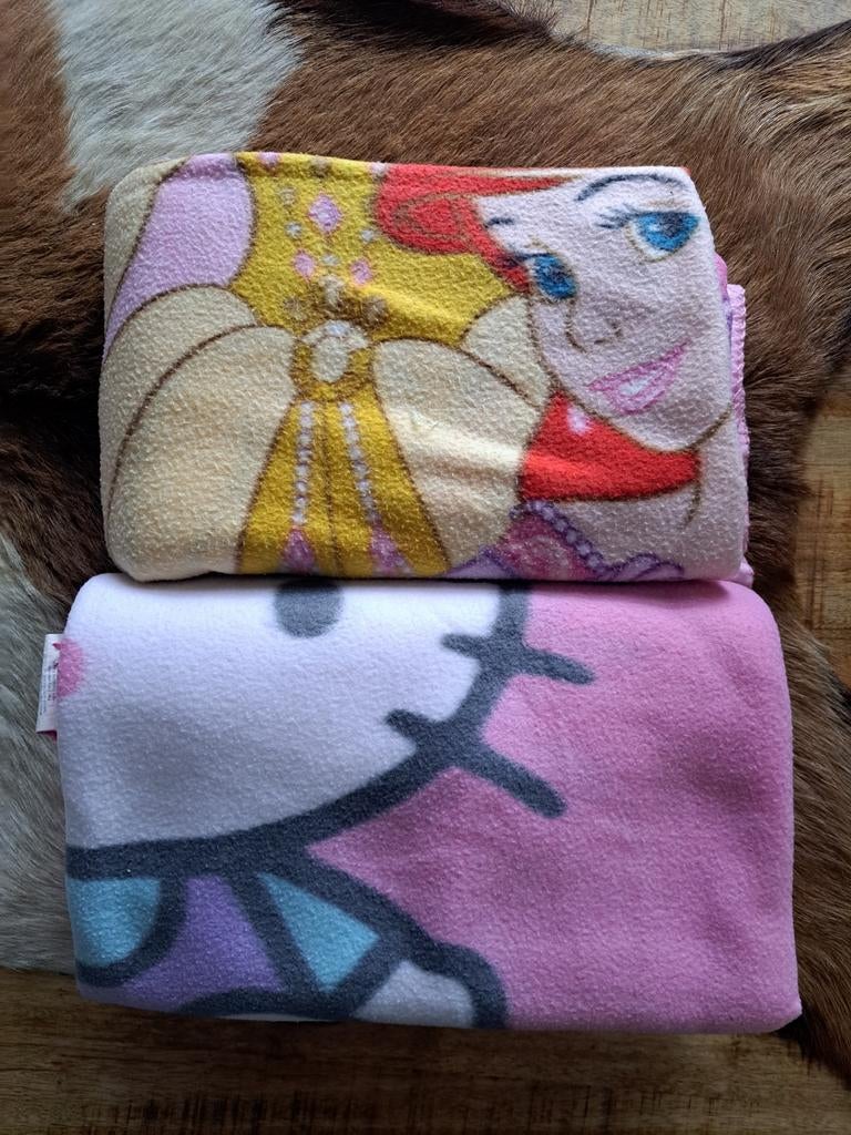 2 dekens prinses en Hello Kitty samen 2.50 euro, Ophalen, 100 cm of meer, Deken