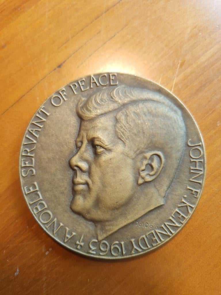 Herdenkingsmunt J.F. Kennedy - "A man does what he must", Postzegels en Munten, Penningen en Medailles, Brons, Buitenland, Ophalen of Verzenden