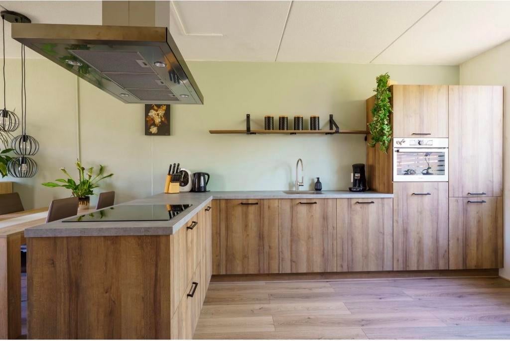 Moderne Brugman L-keuken met inbouwapparatuur, Huis en Inrichting, Ophalen, Bruin, Hoekkeuken, Zo goed als nieuw