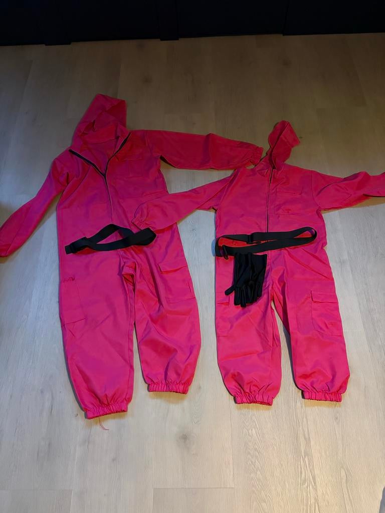 2 Squidgame guard pakken maat 128 en 140, Kinderen en Baby's, Carnavalskleding en Verkleedspullen, Ophalen of Verzenden, 122 t/m 128