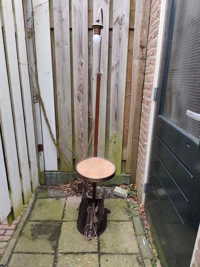 Lamp met tafeltje en krantenbak/ lektuurbak, Ophalen, Gebruikt