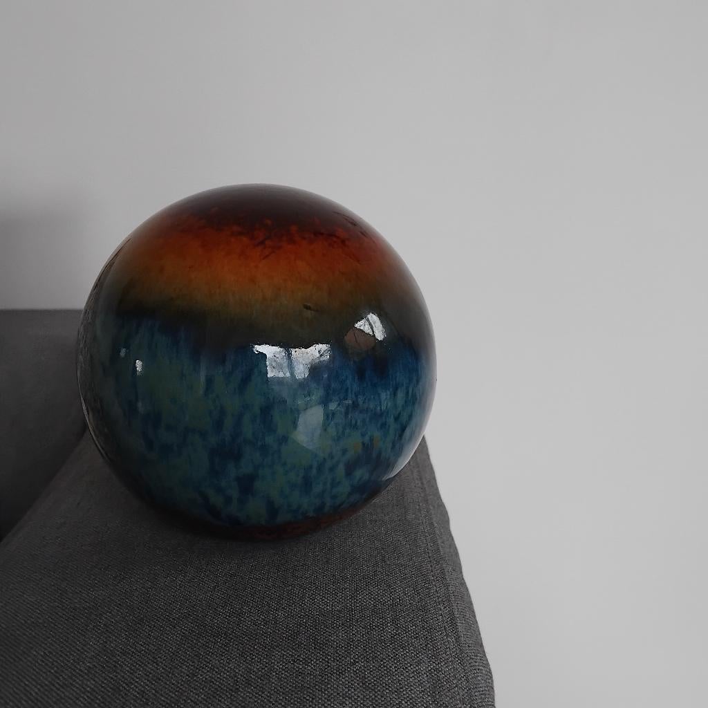 Meerkleurig bolvormig staand object., Antiek en Kunst, Antiek | Keramiek en Aardewerk, Ophalen of Verzenden