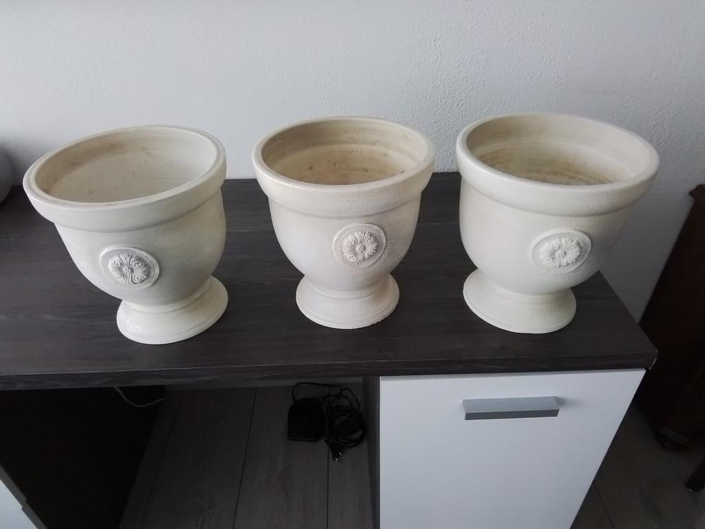 3 PRACHTIGE IDENTIEKE OFF WHITE BLOEMPOTTEN BINNEN/BUITEN., Ophalen, Gebruikt, Rond, Balkon