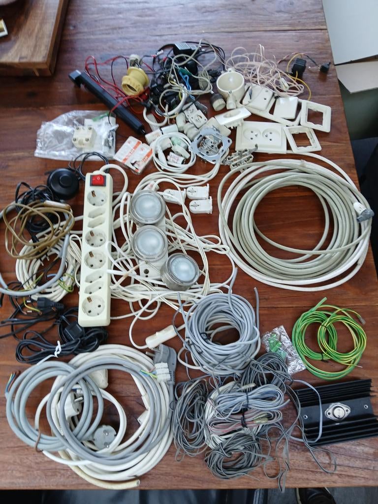 Partij elektra: kabels, stekkers, schakelaars, elektronica., Ophalen of Verzenden, Kabel of Snoer