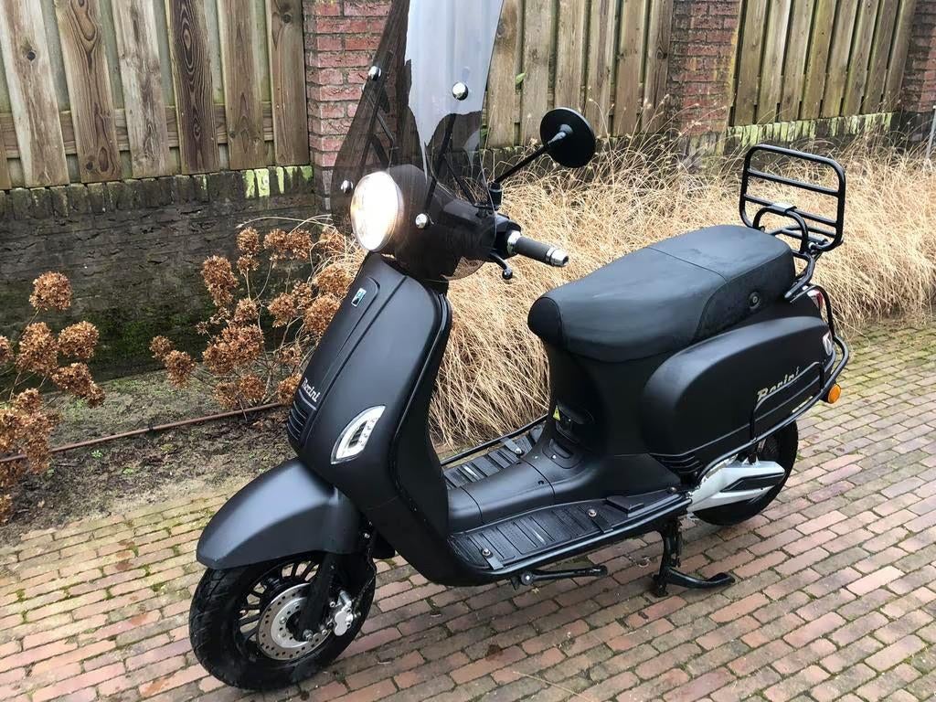 Berini scooter mat zwart, zwarte valbescherming, scherm tint, Fietsen en Brommers, Brommers | Overige merken, Ophalen, Maximaal 45 km/u