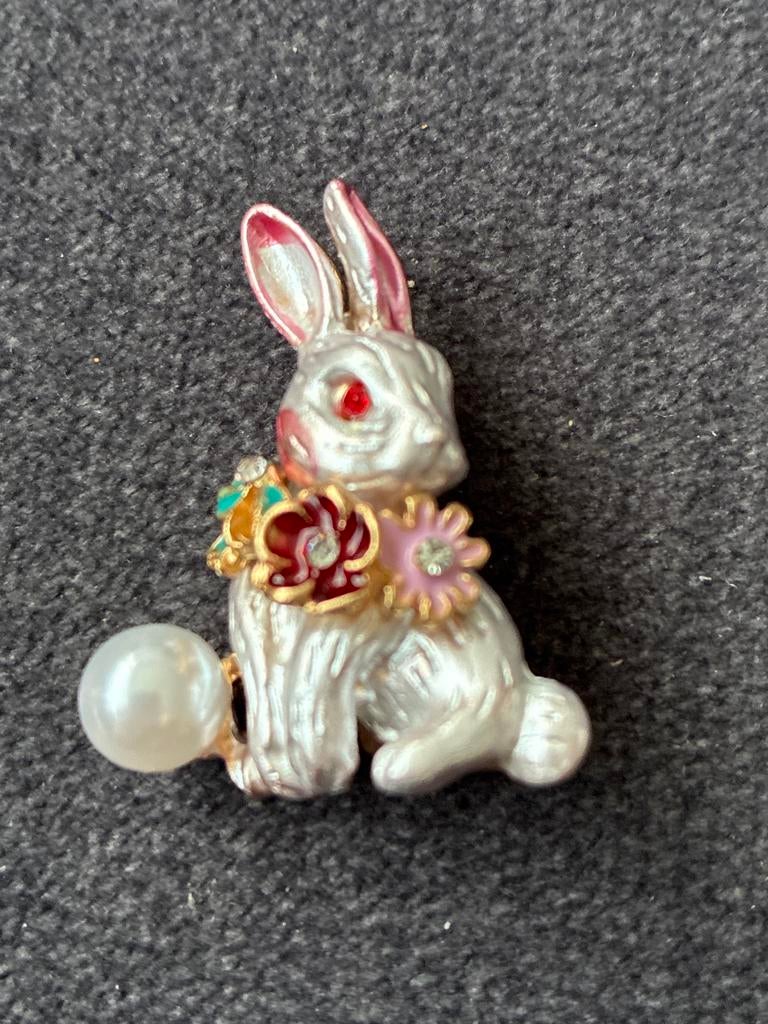 Leuke konijnenbroche met parel en strass, Overige materialen, 4 tot 7 cm, Wit, Ophalen of Verzenden