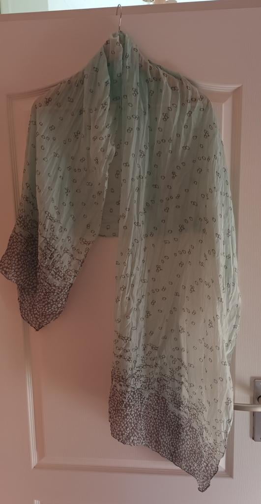 Sjaaltje, dunne stof, leuke licht groene kleur (groen blauw), Ophalen of Verzenden, Zo goed als nieuw, Sjaal