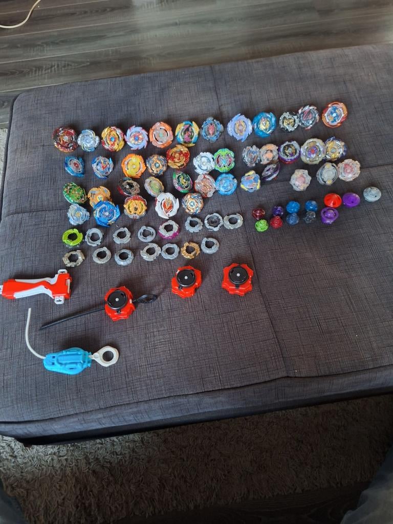 Beyblades 41 stuks plus extra onderdelen en een stadium, Vijf spelers of meer, Ophalen of Verzenden, Gebruikt, Hasbro