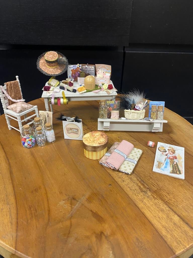 Interieur voor een hoedenatelier/hoedenmaker 1:12, Ophalen, Poppenhuis