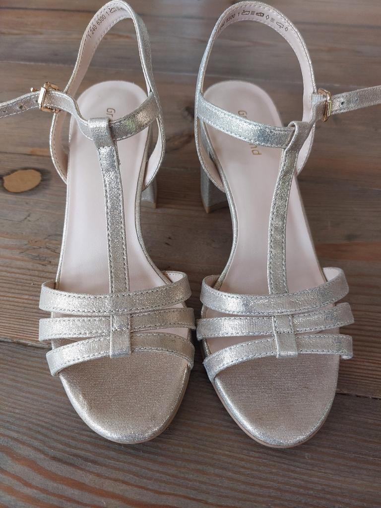 Gouden open schoenen maat 36., Kleding | Dames, Schoenen, Ophalen of Verzenden, Zo goed als nieuw, Overige kleuren