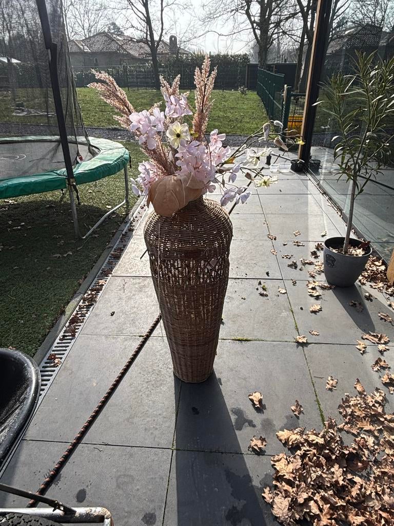 Grote rieten vaas met decoratie, Huis en Inrichting, Woonaccessoires | Vazen, Gebruikt, Overige kleuren, 75 cm of meer, Overige materialen