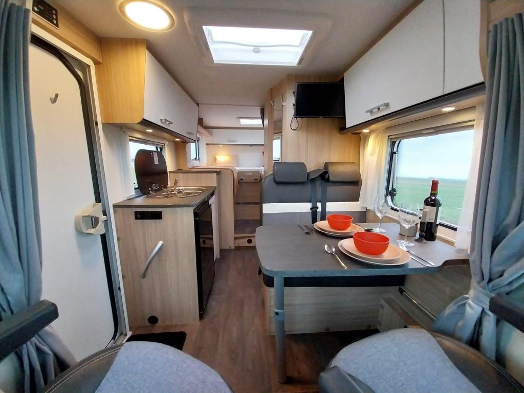 Compacte Sunlight V66 met nog maar 21300 kms en vele optie's, Niet ingevuld, Ringverwarming, Treinzit, Bedrijf