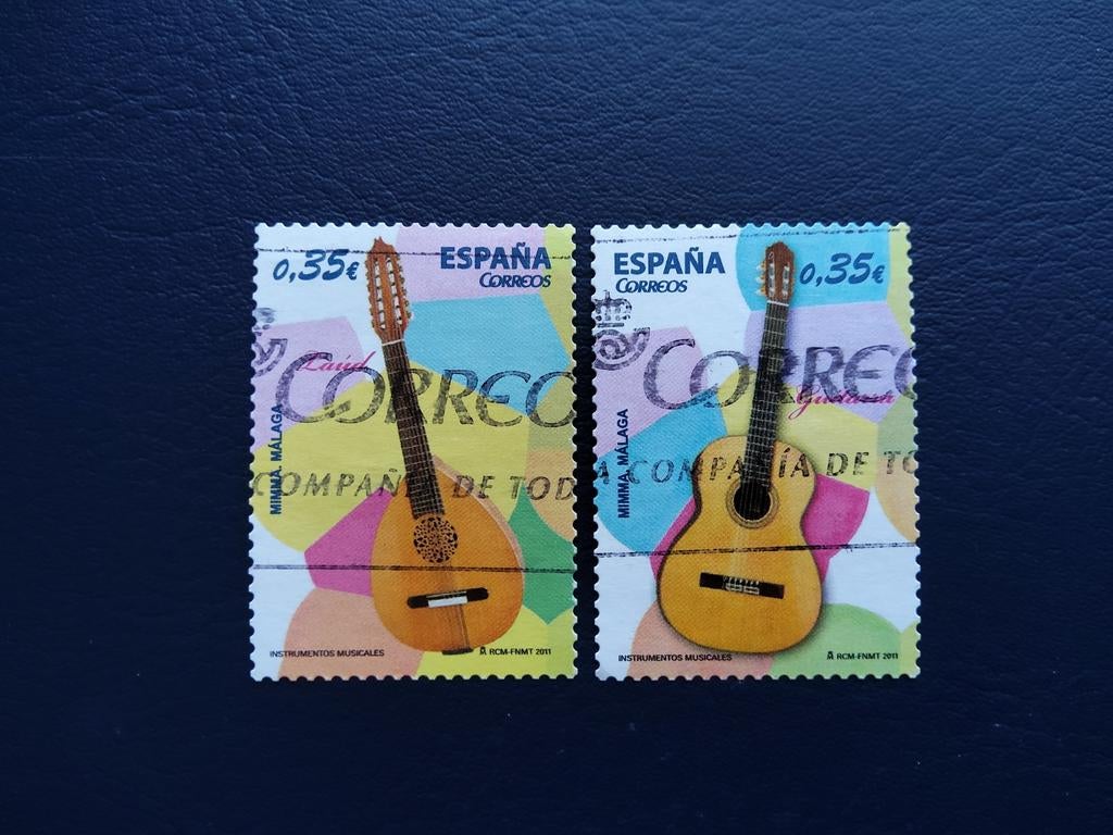 Twee Spaanse postzegels met muziekinstrumenten, Ophalen of Verzenden, Gestempeld