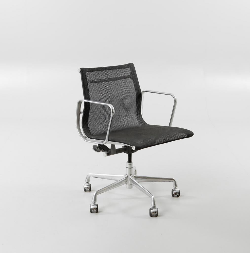 Charles and Ray Eames bureau stoel EA 335 Herman Miller, Huis en Inrichting, Stoelen, Ophalen, Gebruikt, Twee, Design 335 Charles and Ray Eames, Herman Miller