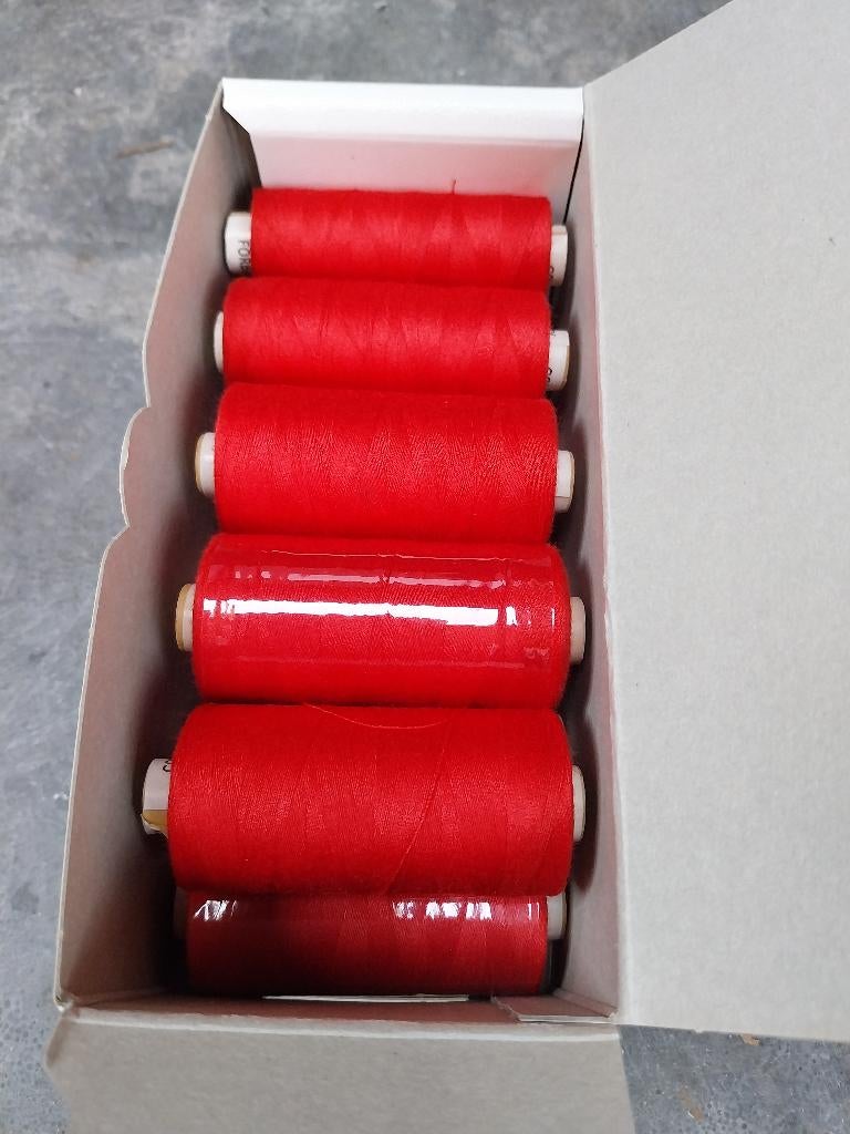 Corna Spunny naaigaren 056 rood 7 klossen van 1000 meter, Ophalen of Verzenden, Nieuw, Garen of Naald(en)